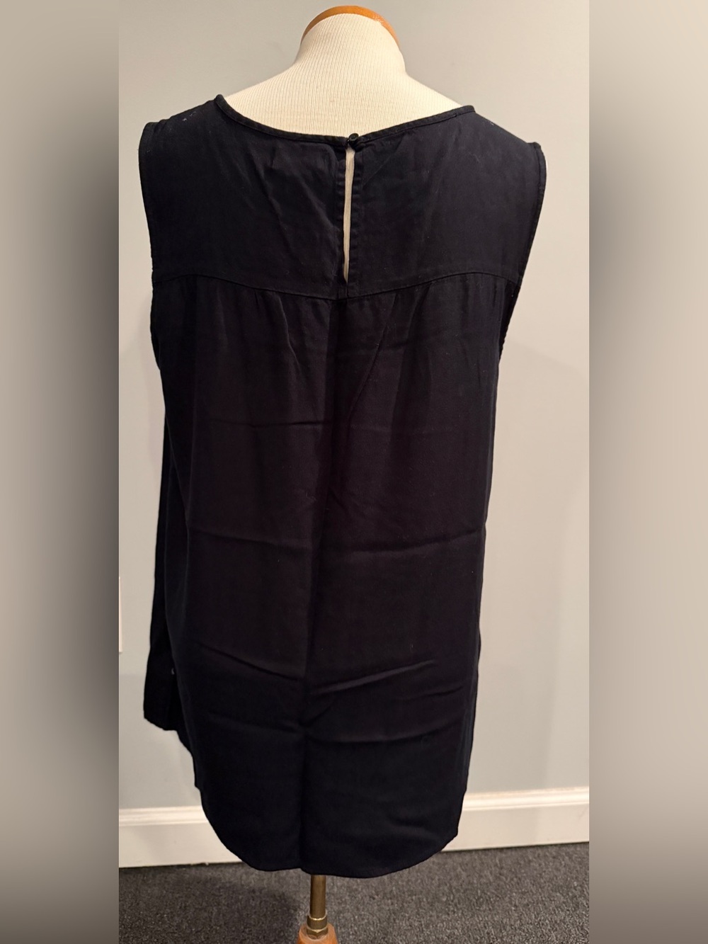 Old Navy Embroidered Tank Large - Picture 3 of 6